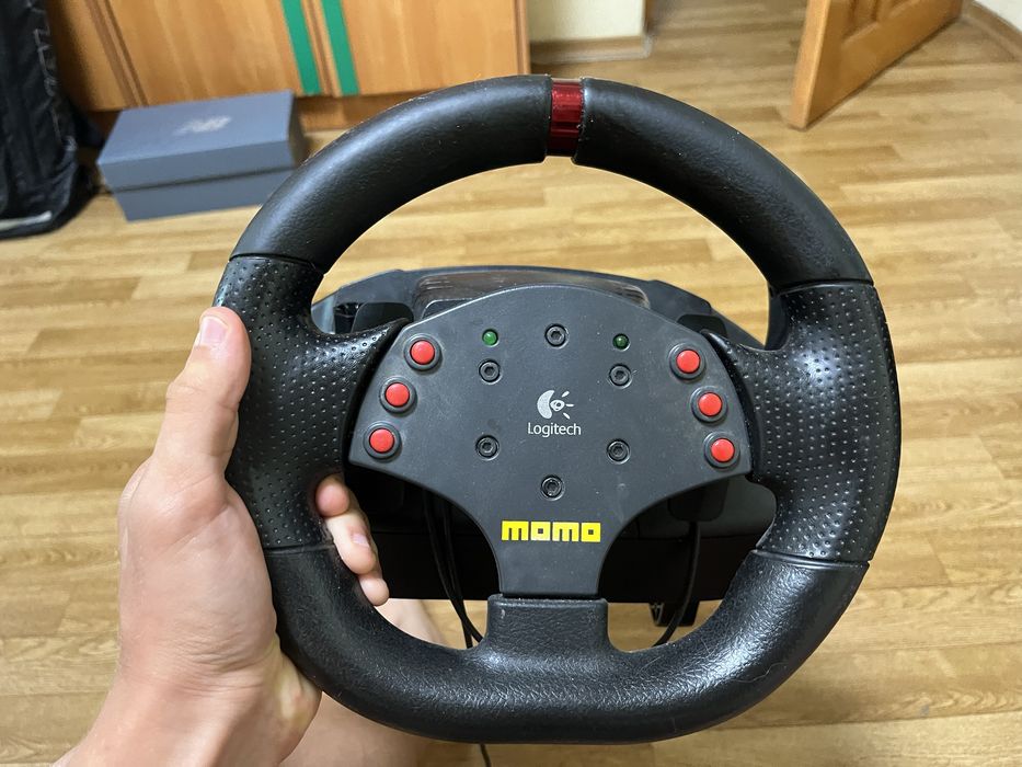 Logitech Momo Racing кермо