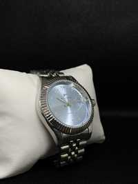Srebrny zegarek z jasnoniebieską tarczą vintage classic basic