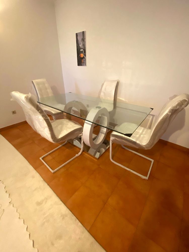 Mesa e cadeiras de jantar