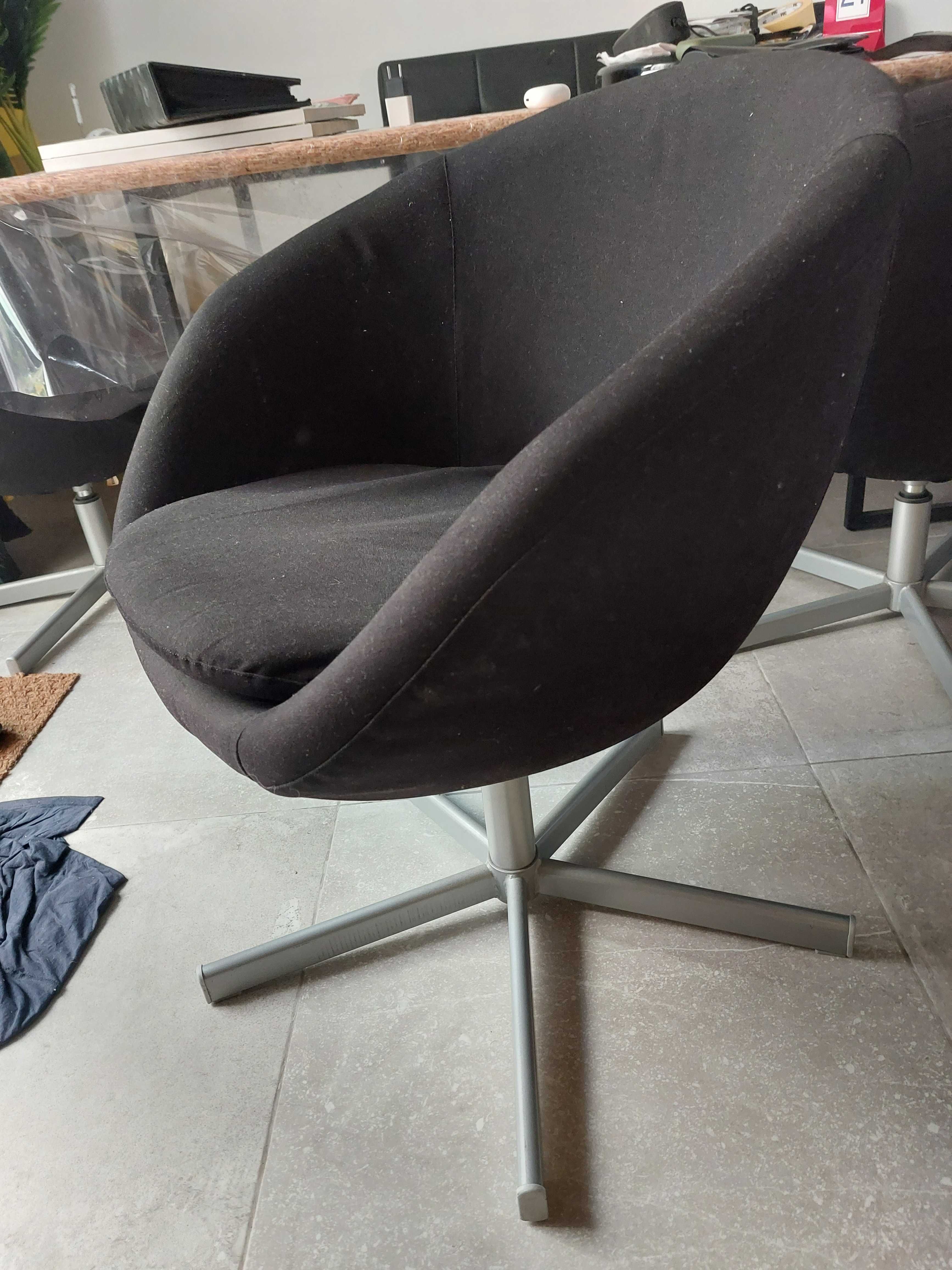 2 cadeiras giratorias pretas IKEA Skruvsta
