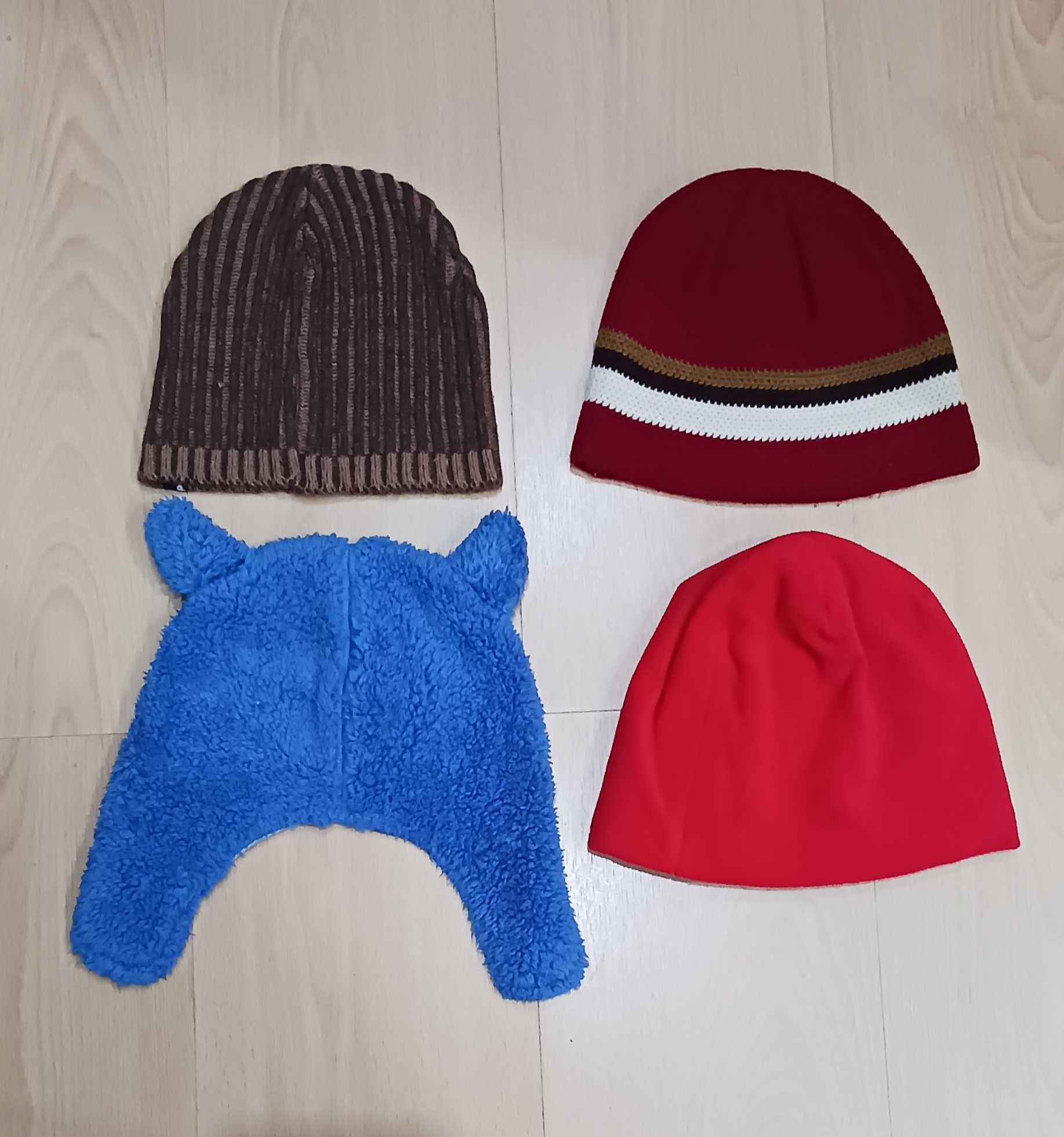 Vários gorros, luvas e cachecóis para criança