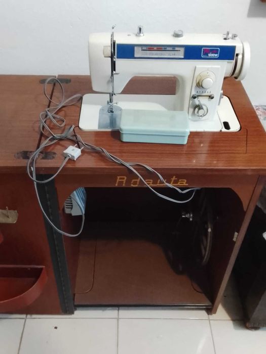 Máquina de costura adauta