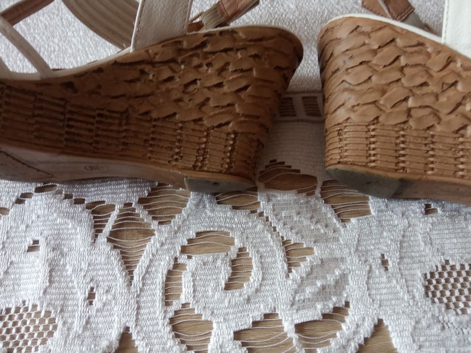 Sandały na koturnie