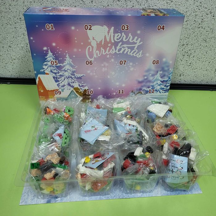 Новорічний Адвент календар з лего на 12днів різдвяна ялинка і клацанок