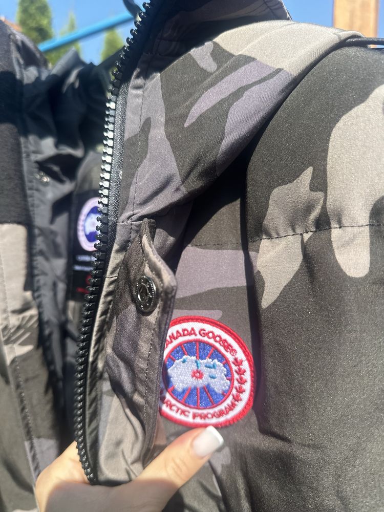 Canada Goose Мужской пуховый жилет  камуфляжной расцветки
