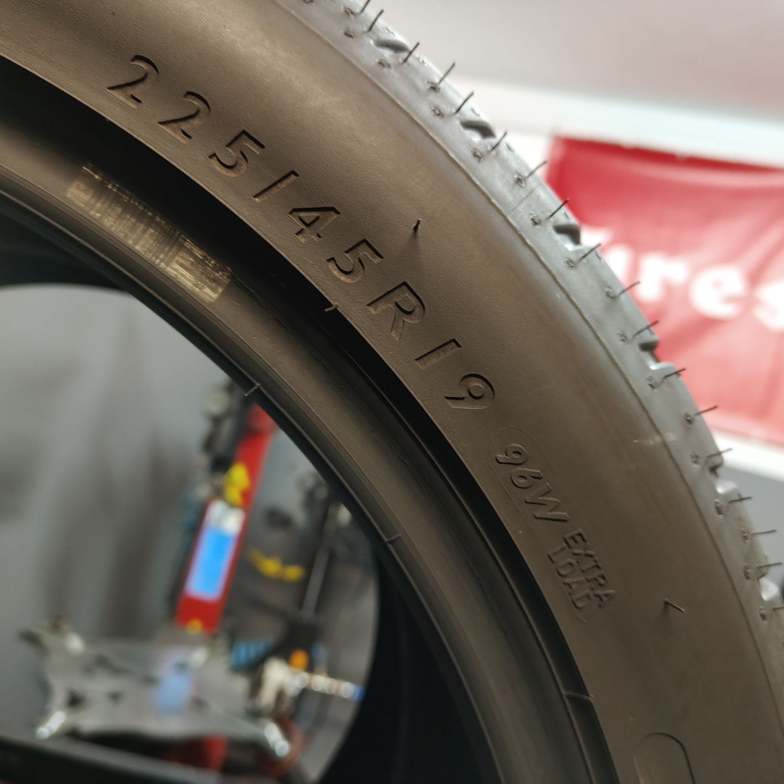 225/45/19 XL Sprzedam parę opon letnich Dunlop