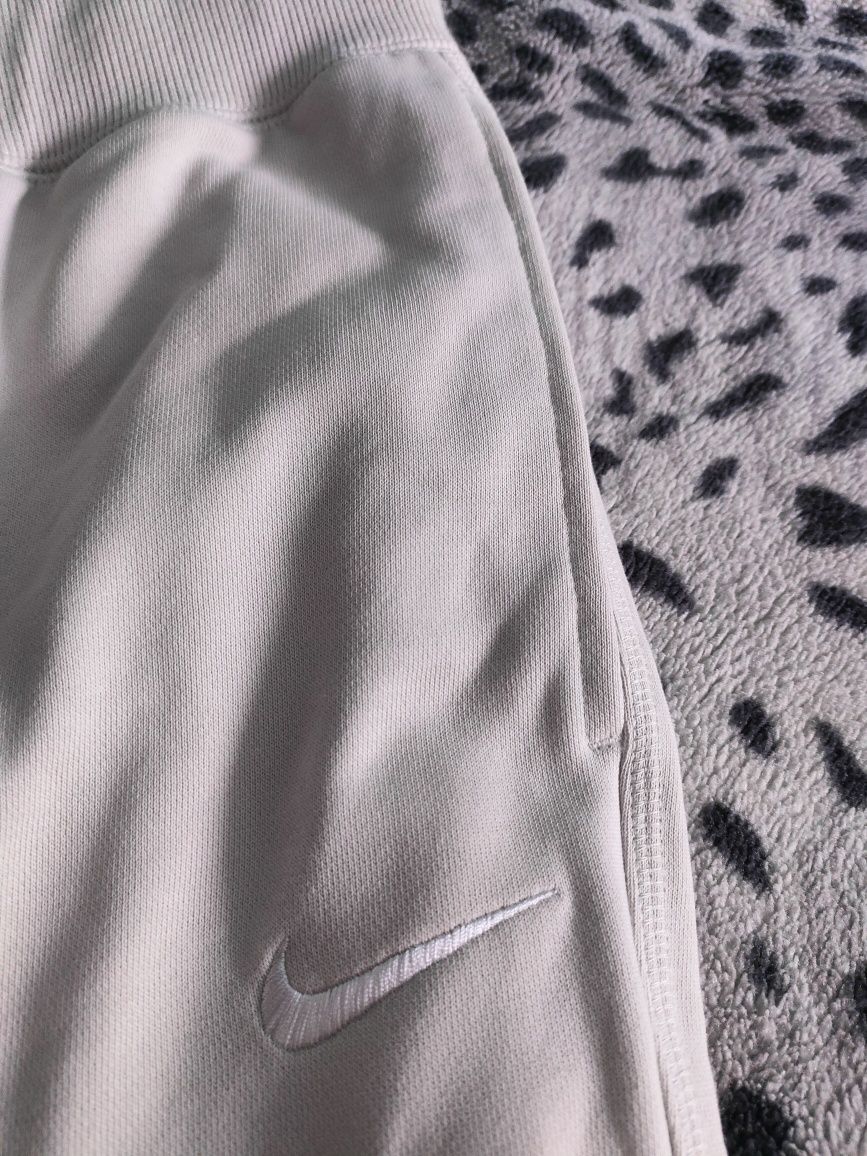 Spodnie Dresowe Nike Cuffed Pants Jogger Beżowo Białe. Bawełna 100%