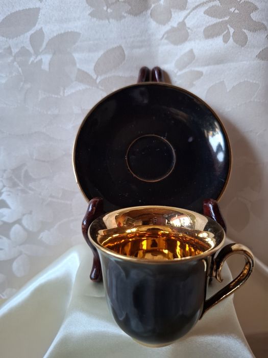 Porcelanowa filiżanka ze złotym środkiem.