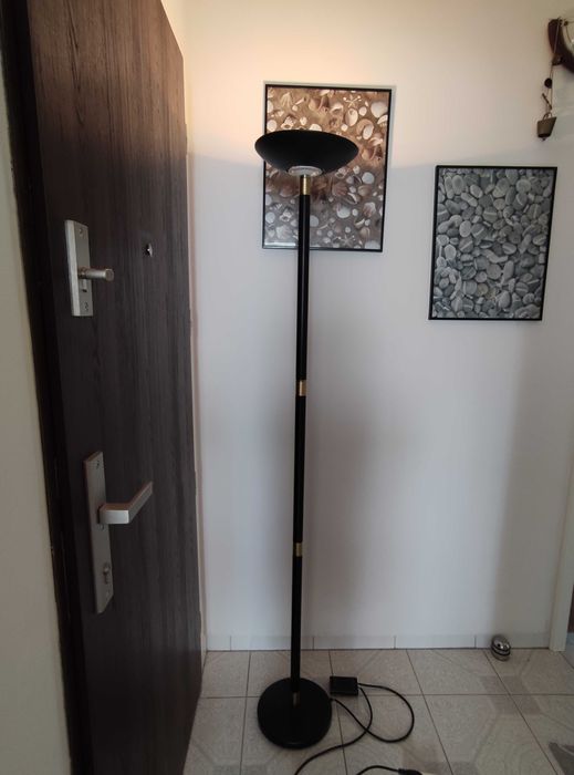 Lampa stojąca czarna