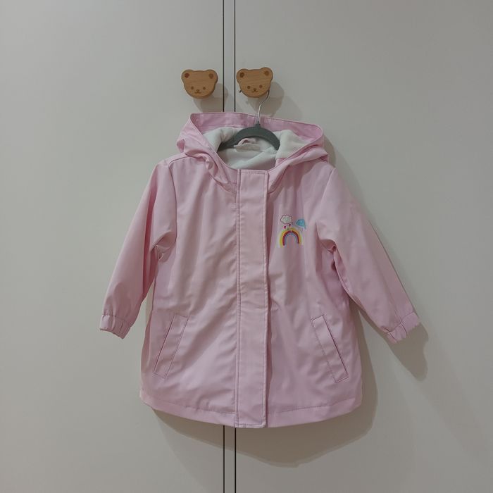 Kurtka przeciwdeszczowa 86 Ergee pudrowy róż z tęczą