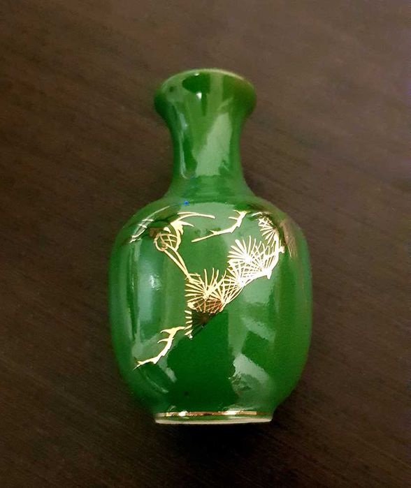 Miniatura jarra verde em porcelana com motivos estilizados a dourado