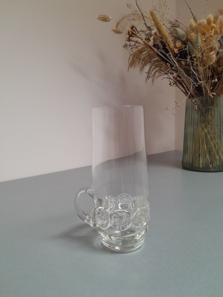 Скляна кружка-стакан з ручкою.
