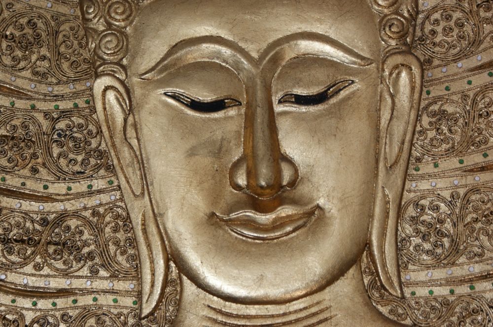 Buda- imponente talha com incrustações e folha de ouro