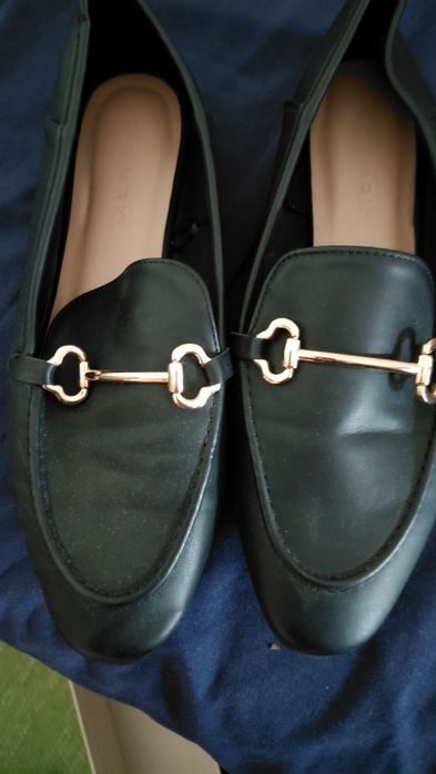 Tênis e sapatos pretos com fivela