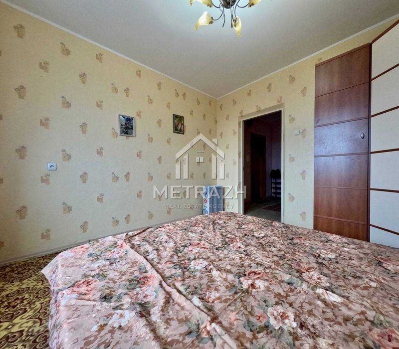 89060Продам 3 комнатную на Роганской!