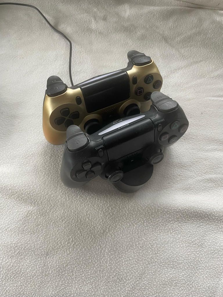 PS4 slim + stojak na pady + 2 pady + 8 gier