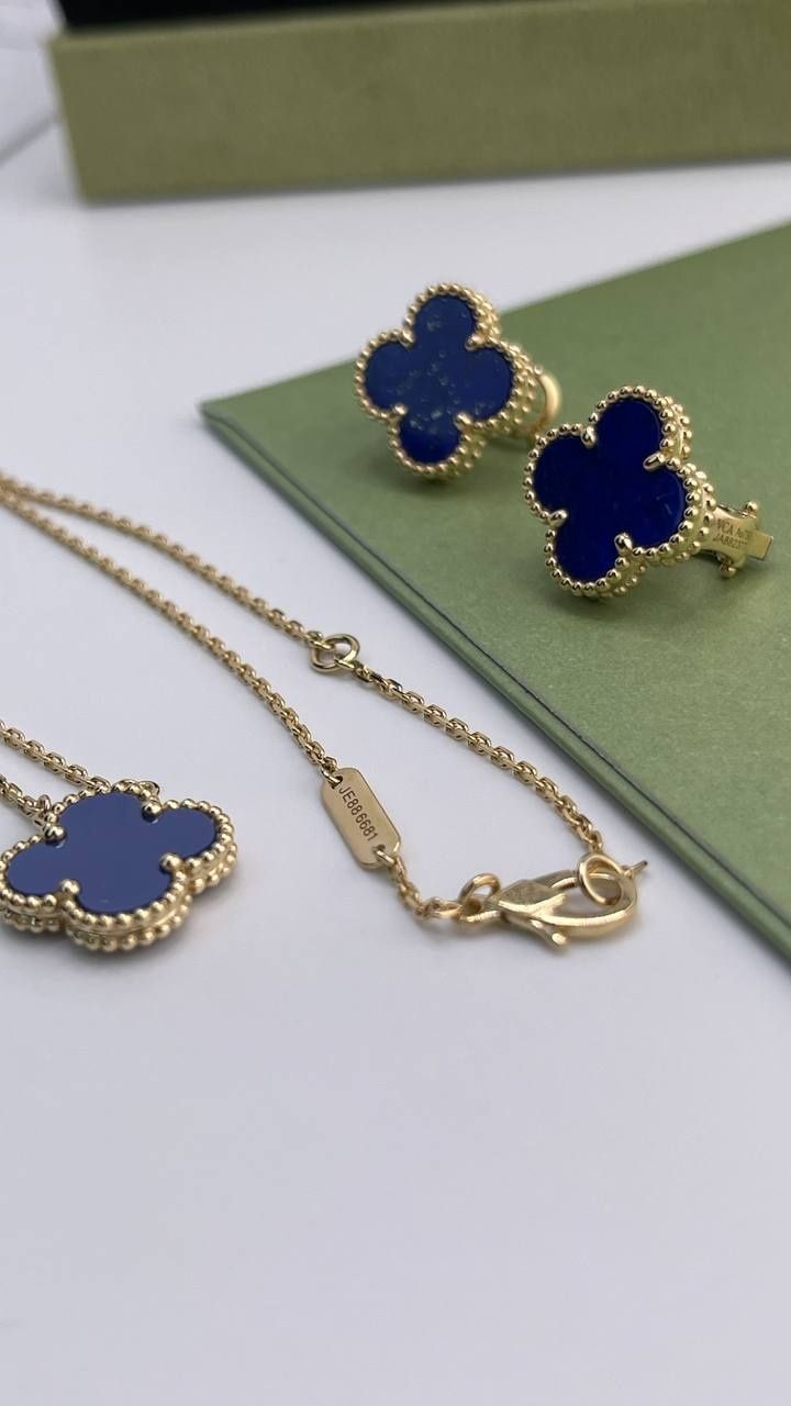 Золотая подвеска в стиле Van Cleef & Arpels.