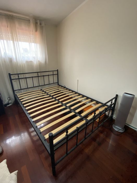 Cama de ferro com estrado e colchão