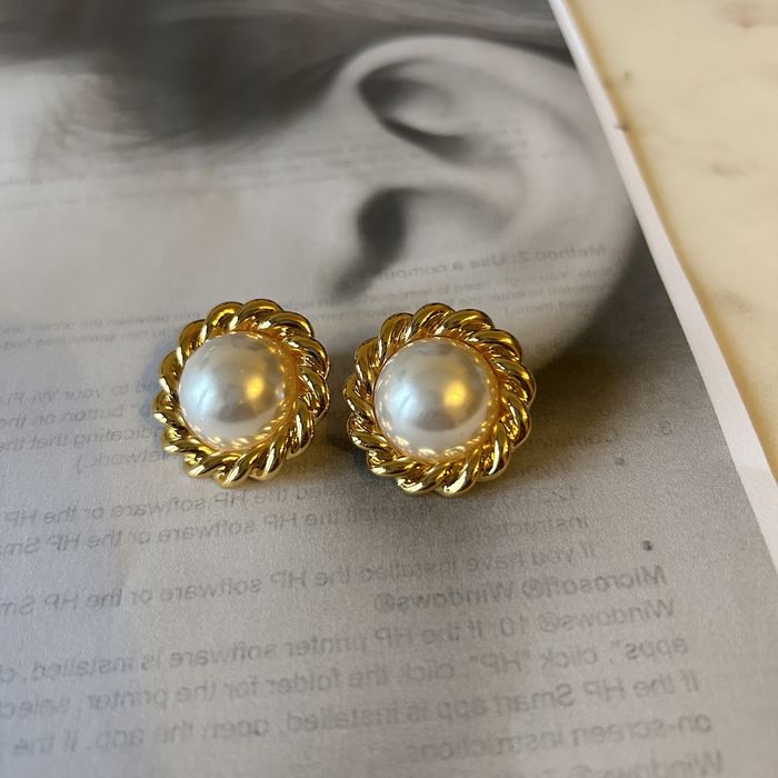 perłowy kolczyk w stylu vintage