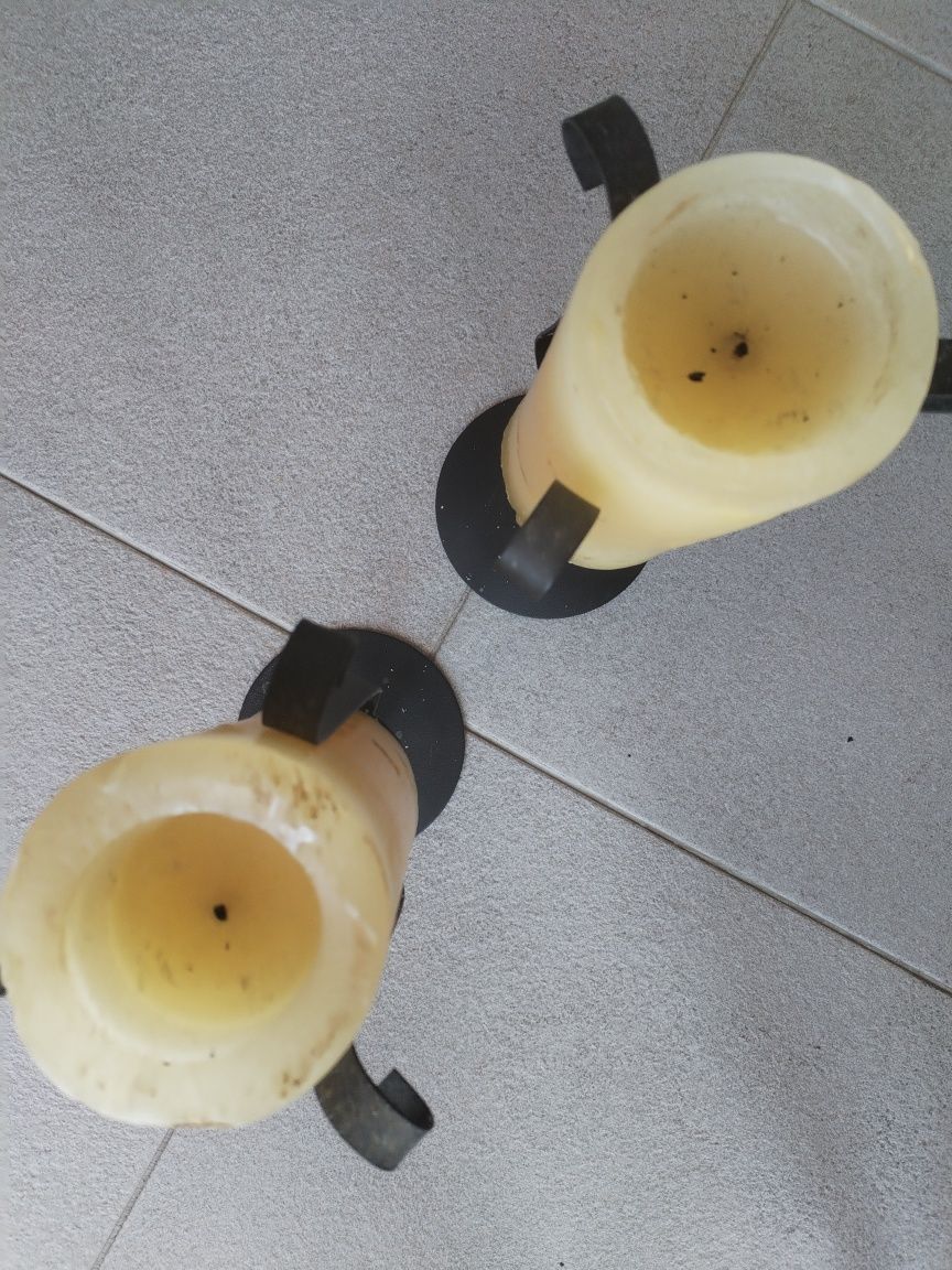 Castiçais de mesa com velas em ferro.