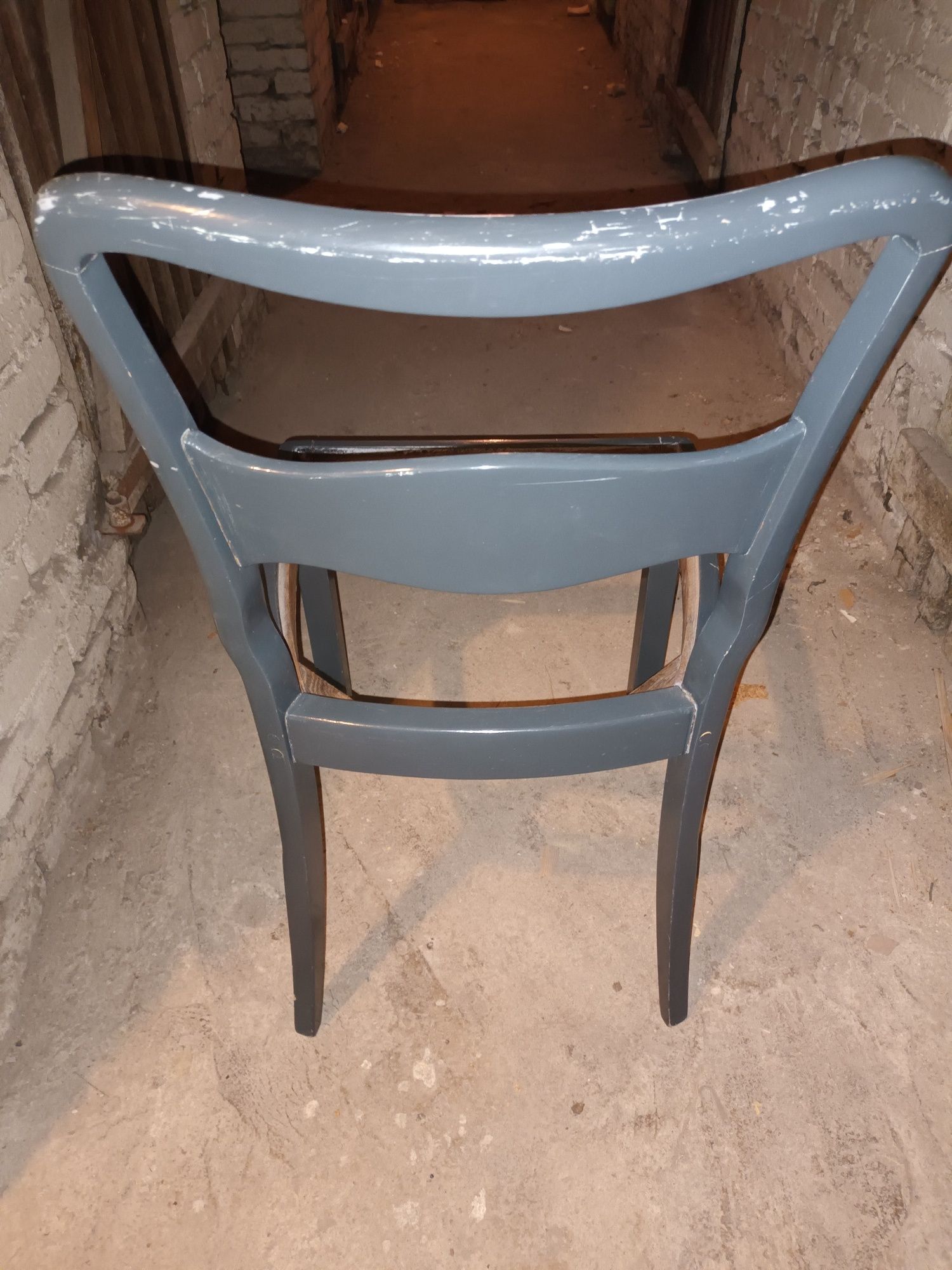 Drewniane krzesło tapicerowane na sprężynach do renowacji
