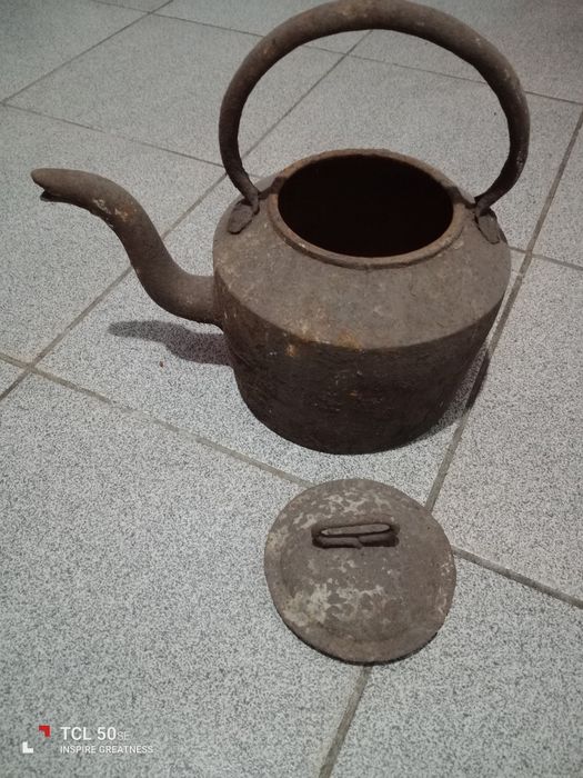 Chaleira grande em ferro fundido para decoração ou colecionadores .com