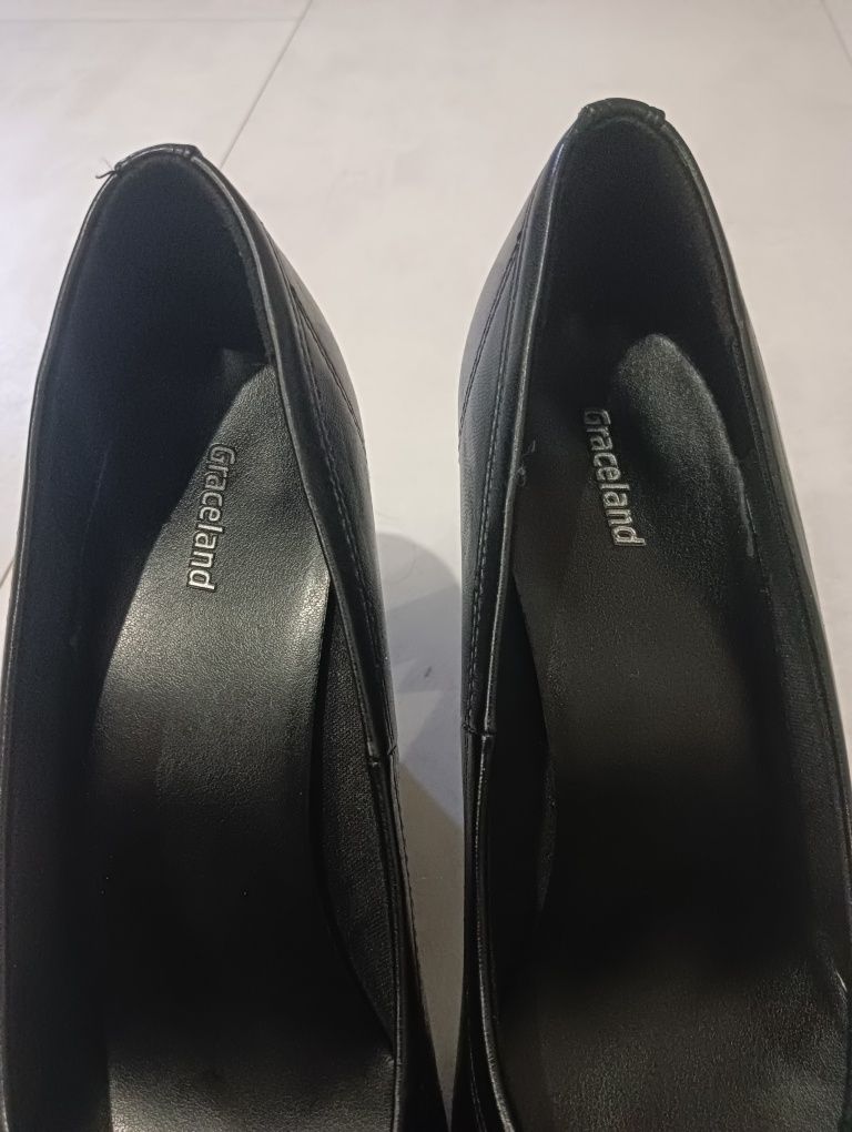 Buty czarne, klasyczne na obcasie Graceland.