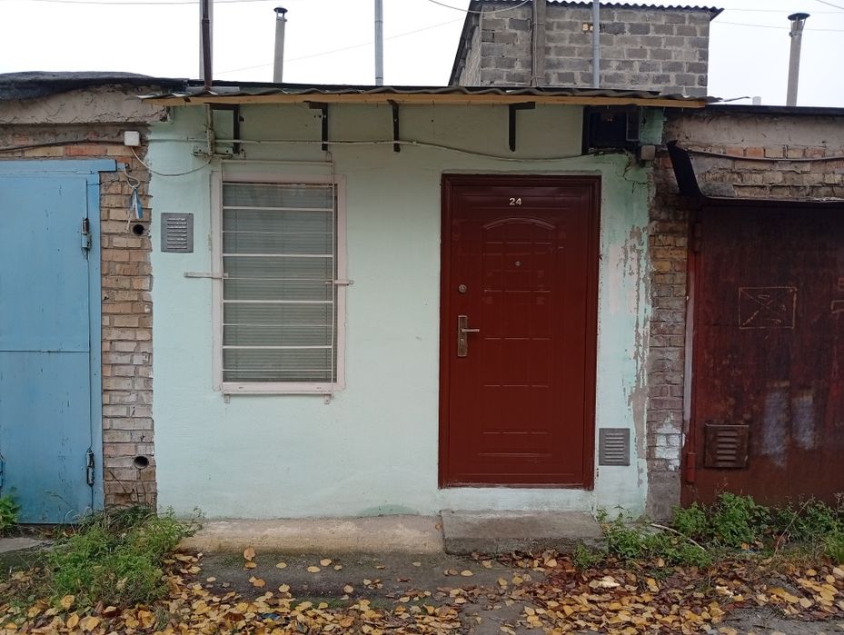 Продам кирпичный гараж кооператив "Олимпиец" фасад  (яма).