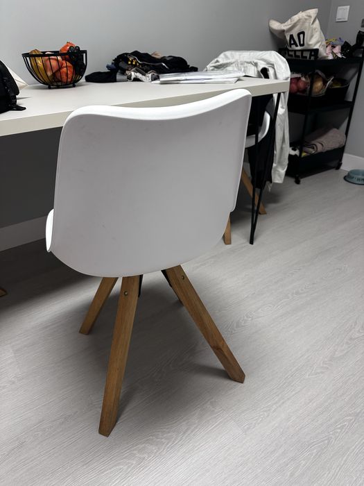 3 Cadeiras branca com pes em madeira