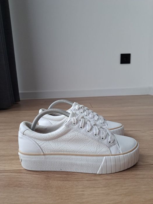 Оригінальні кеди Guess шкіра 36 розмір 
Оригінальні кеди як нові
В кла