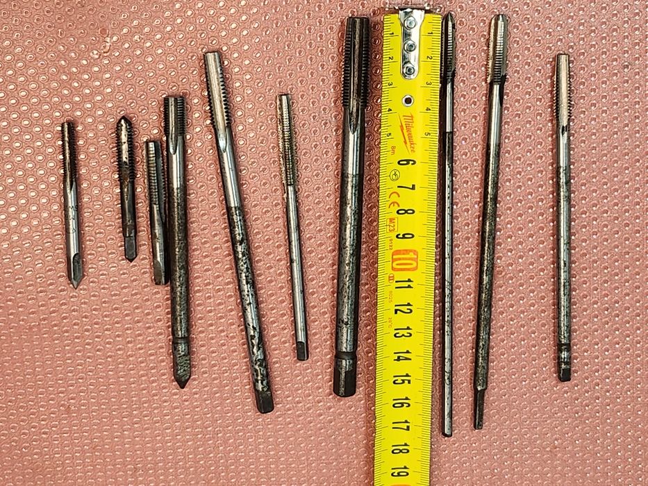 Stare narzędzia warsztatowe gwintowniki długie