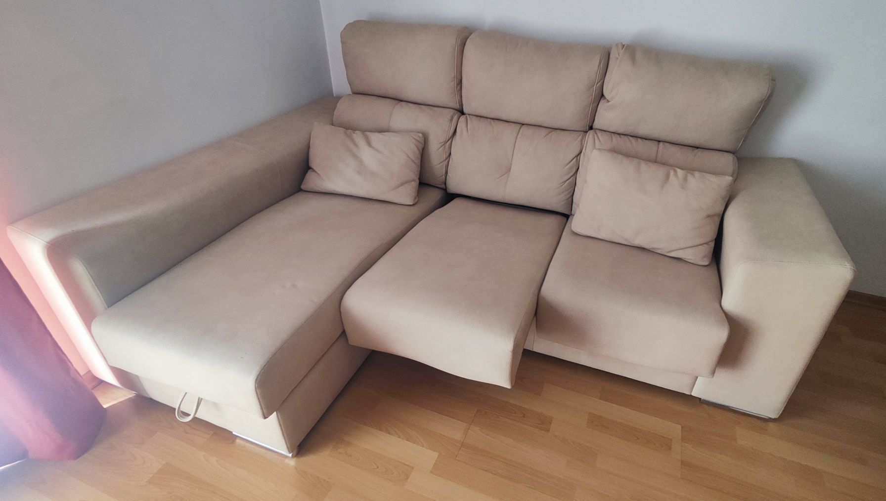 Sofá Chaise Lounge 3 lugares com arrumação