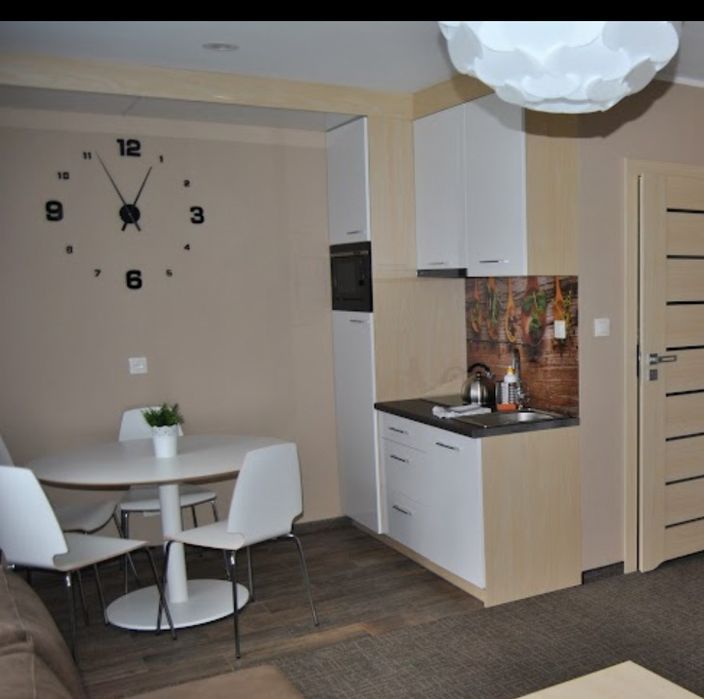 Aneks kuchenny z lodówką i kuchenką mikrofalową.