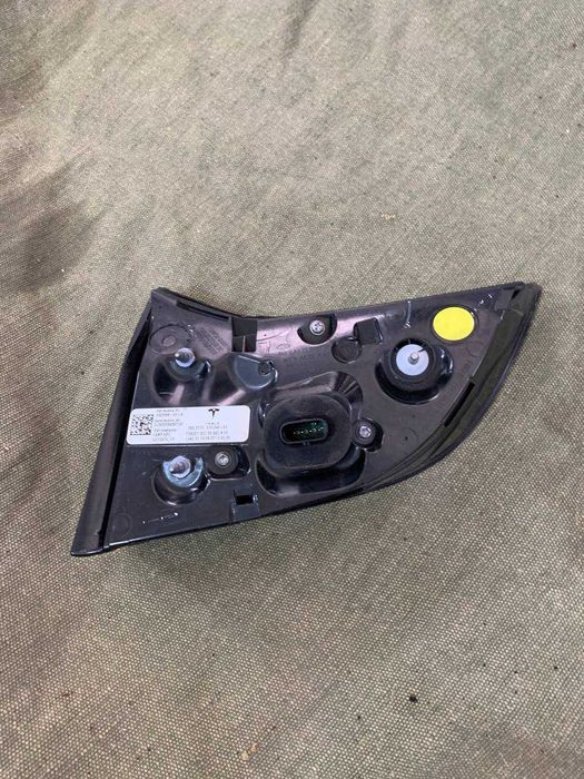 Задній стоп до Tesla Y