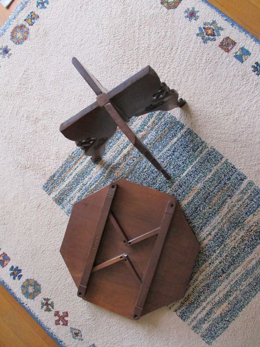 Mesa de apoio em madeira indiana, desmontável.