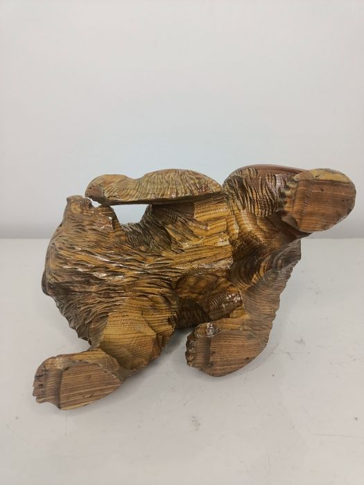 Drewniana rzeźba niedźwiedzia