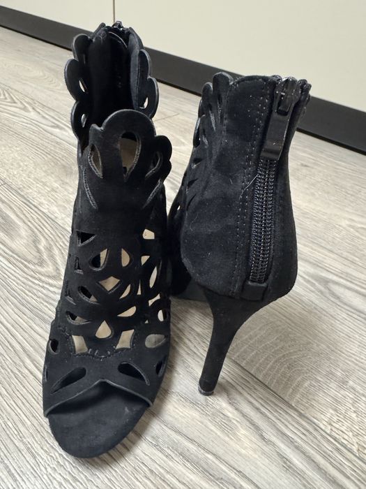 Босоніжки на підборах.