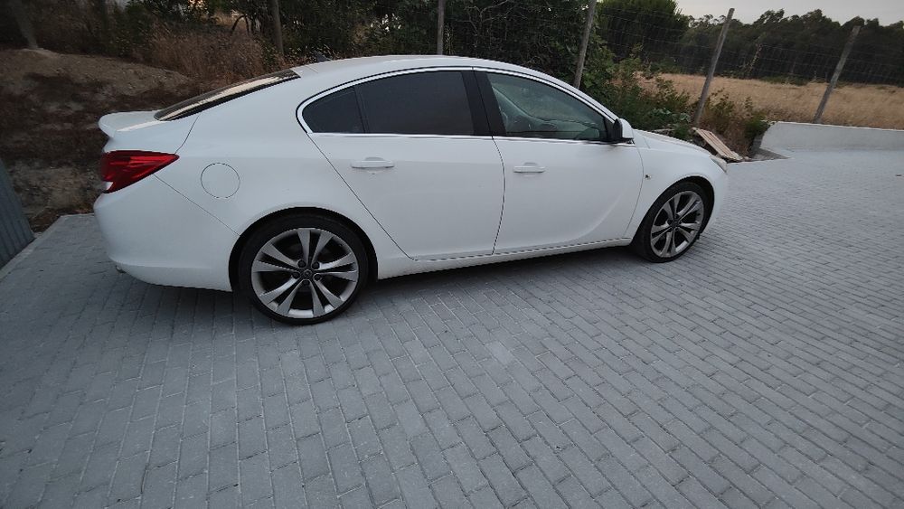 Opel Insignia com inspeção até Outubro de 2026