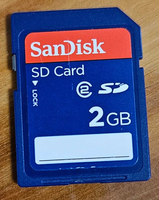 Máq. fotográfica Nikon D50 (corpo) + acessórios (está a funcionar)