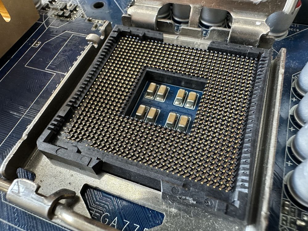 Płyta główna GIGABYTE GA-P35-DS3 z procesorem INTEL core 2 quad q9300