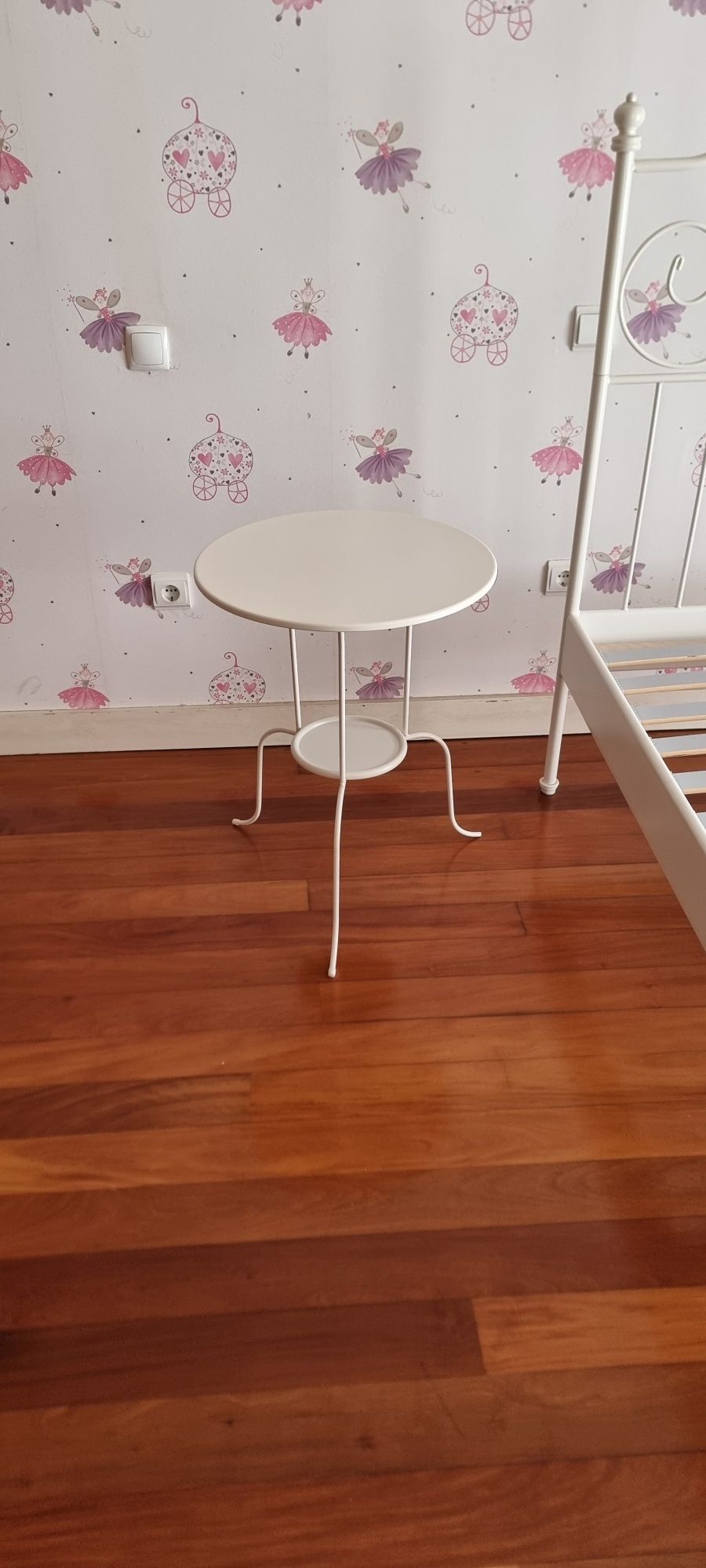 Cama em ferro com aparador