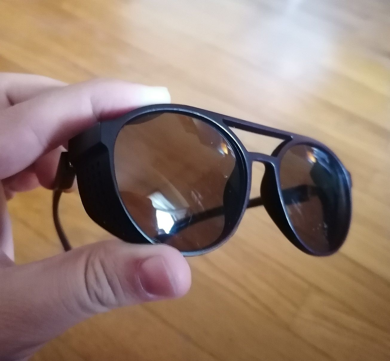 Óculos de sol com lentes anti UV e polarizadas