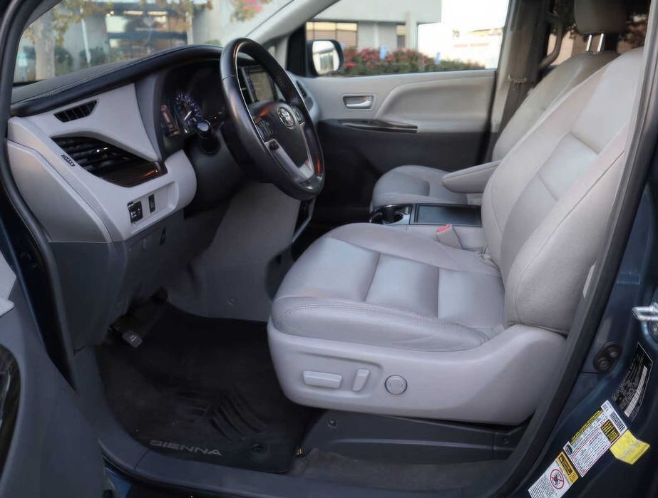 Toyota Sienna XLE      2017