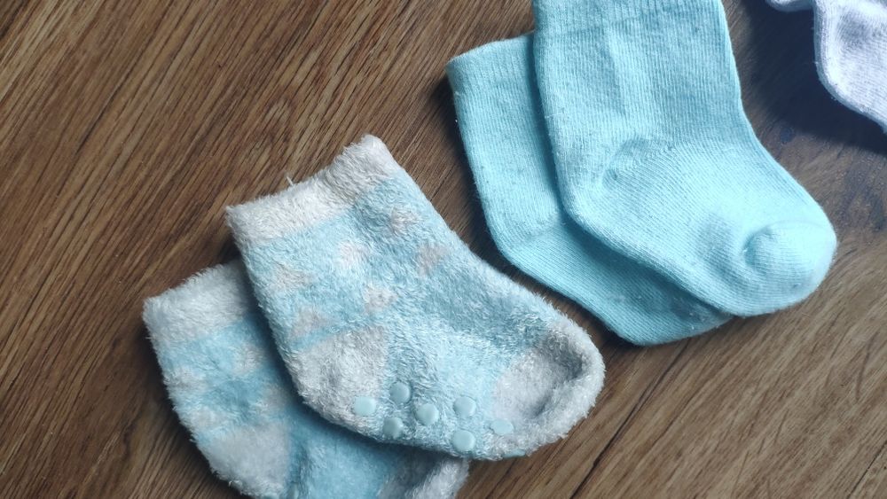 4 pary skarpetek niemowlęcych.