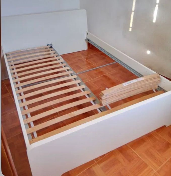 Cama 140 por 200 em ótimo estado .