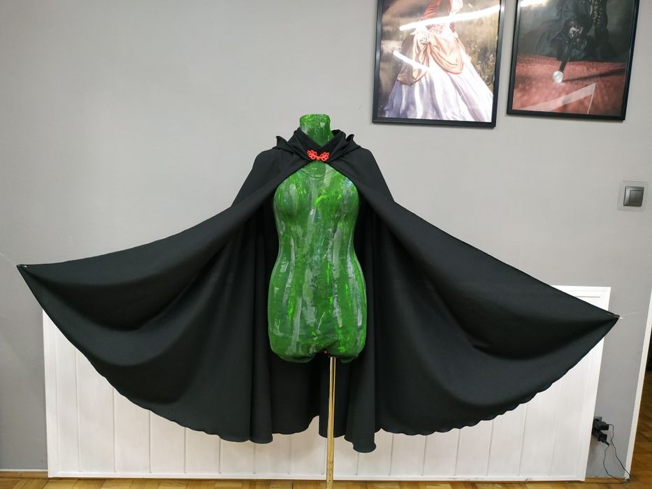 Czarna peleryna z kapturem