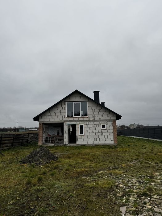 Продаж будинка з ставком 20 км від Луцька