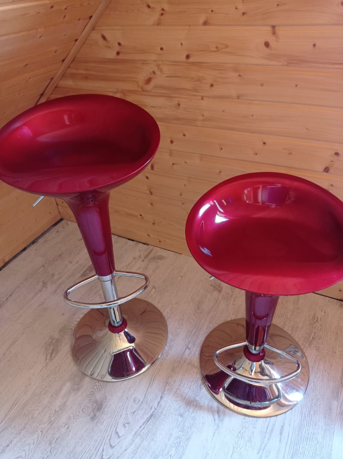 Krzesło -hoker barowy w kolorze czerwonym