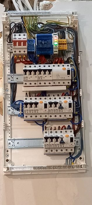 Montaż napęd do bram,monitoring,domofony jak i cała elektryka.