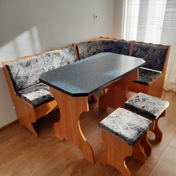 Кухонний куток, стіл, диван, стільці